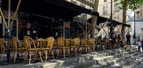 Discriminación a los locales no permiten que una clienta se siente en una terraza “porque era toda para turistas”