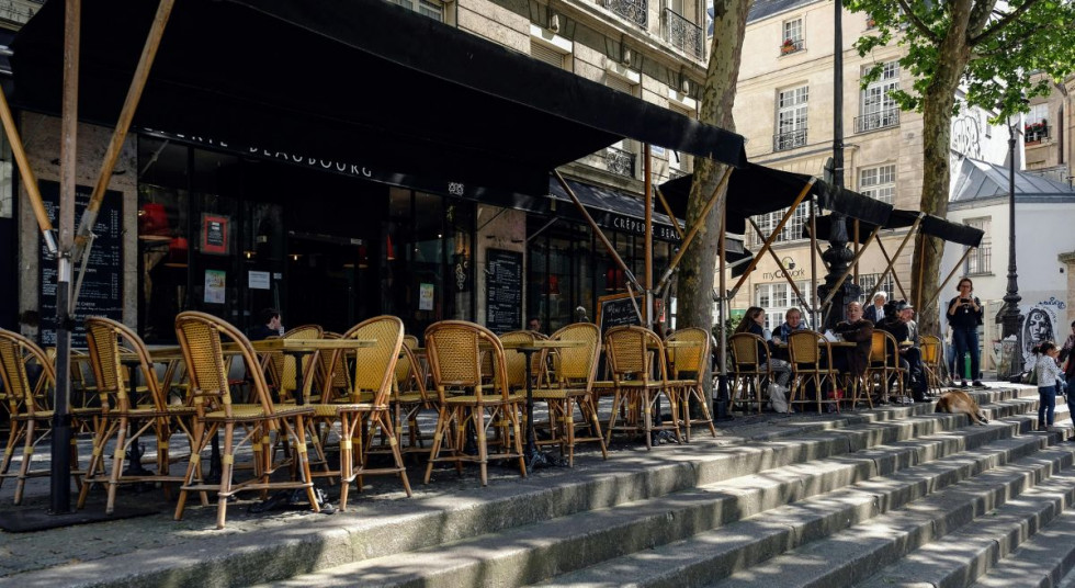 Discriminación a los locales no permiten que una clienta se siente en una terraza “porque era toda para turistas”