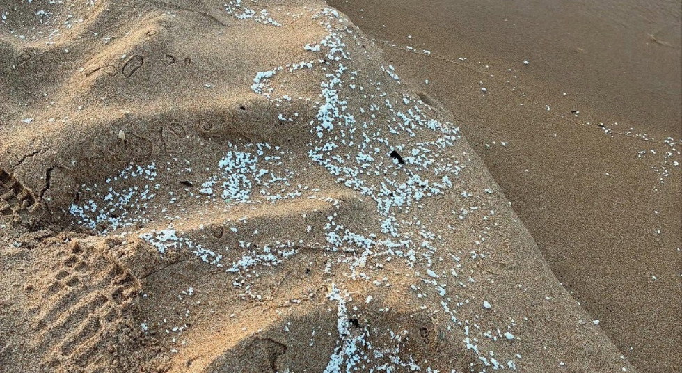 Red flag alert as mysterious substance washes up on several beaches in Spains Valencia