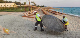 Retirada de una de las somrbillas fijadas en la playa foto municipalidad de kasandra