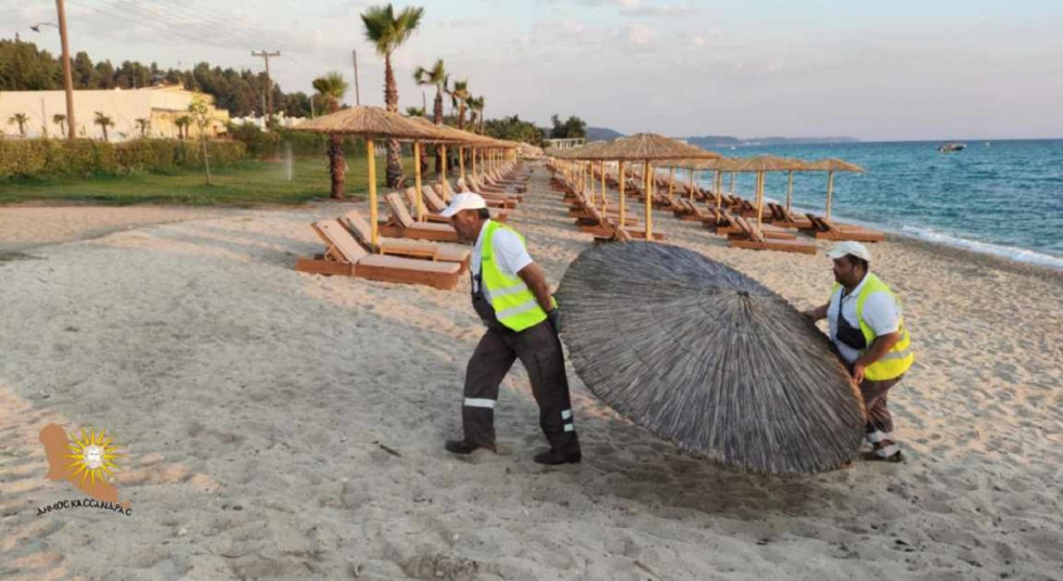 Retirada de una de las somrbillas fijadas en la playa foto municipalidad de kasandra